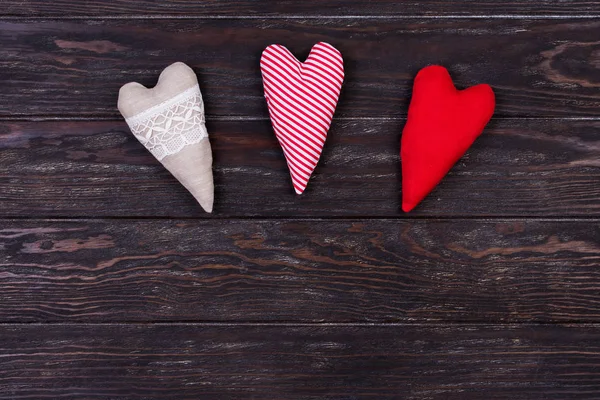 Trois Cœurs Différents Faits Tissu Sur Une Table Bois Amour — Photo