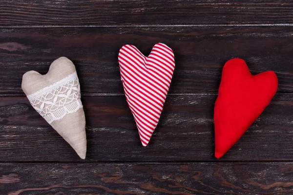 Trois Cœurs Différents Faits Tissu Sur Une Table Bois Amour — Photo