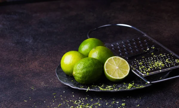 Verse Groene Limoenen Zwarte Stalen Kom Donkere Achtergrond Bovenaanzicht Kopie — Stockfoto