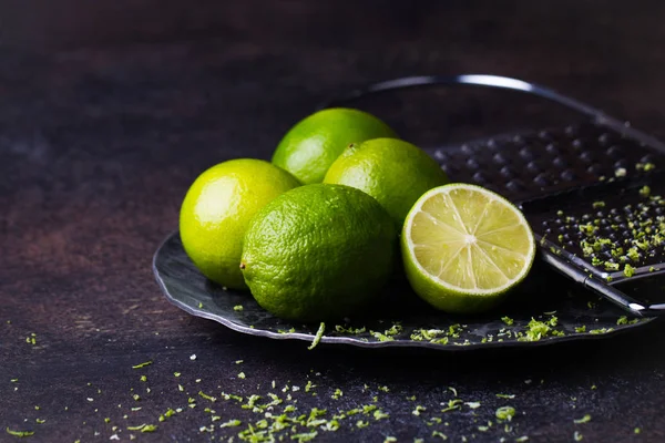 Verse Groene Limoenen Zwarte Stalen Kom Donkere Achtergrond Bovenaanzicht Kopie — Stockfoto