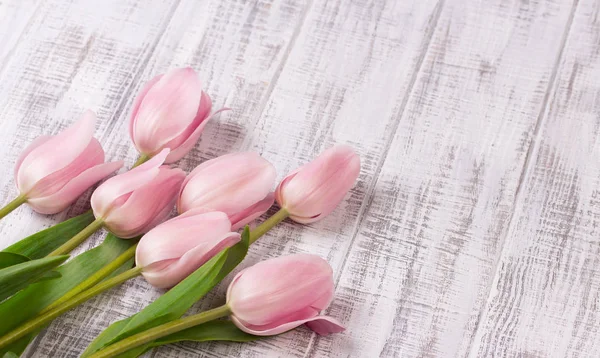 Friss Rózsaszín Tulipán Virágok Csokor Fehér Rusztikus Asztal Nézd Meg — Stock Fotó