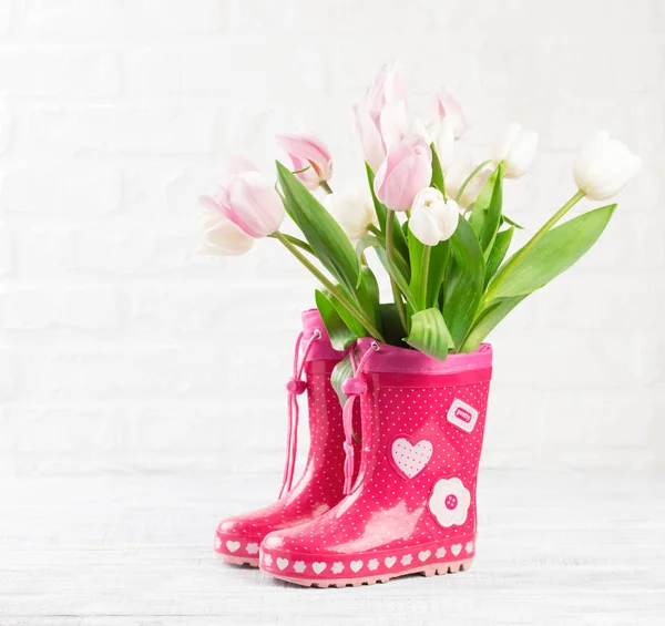 Botas Chuva Vermelhas Com Tulipas Fundo Madeira Branca Conceito Primavera — Fotografia de Stock