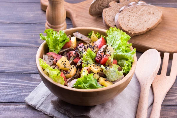 Мясо салат на деревянном столе — стоковое фото