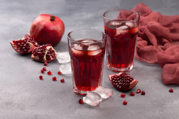 Limonada vermelha fresca com romã e gelo em vidro — Fotografia de Stock