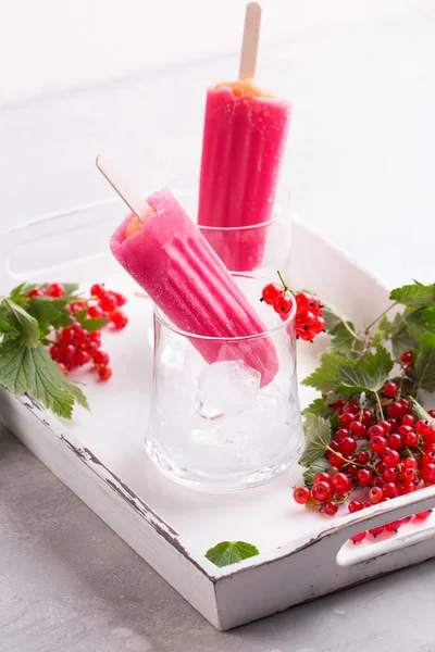 Pink berry popsicle with red currant on vintage background. — Stock Photo, Image