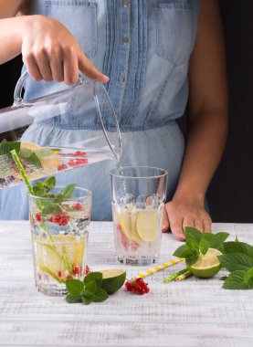 Güzel genç kadın mutfakta limonata ile