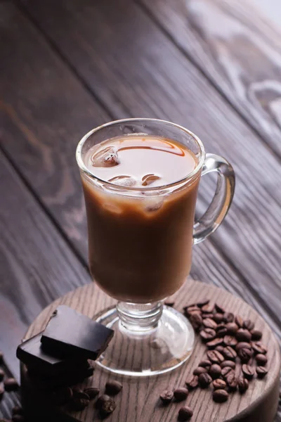 Склянка холодної кави на дереві — стокове фото