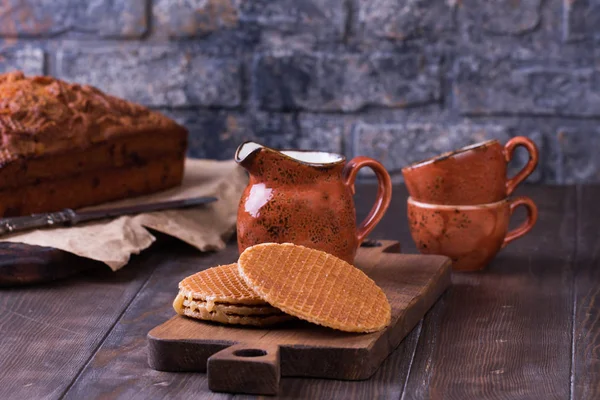 Stroopwafel oder holländische Waffeln mit Karamell. — Stockfoto