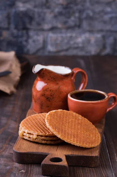 Stroopwafels або голландські Waffles з карамеллю. — стокове фото