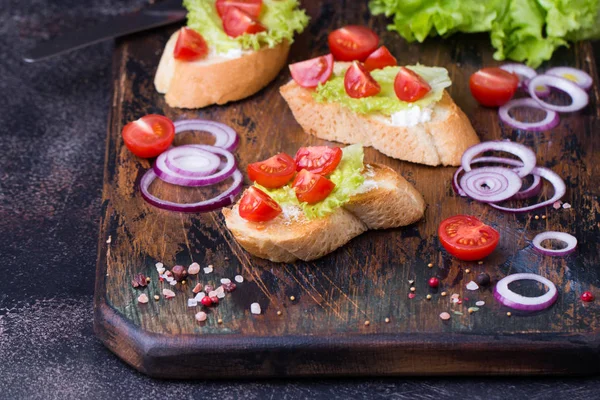Bruschetta met tomaten, kruiden en olie op geroosterde knoflook brood — Stockfoto