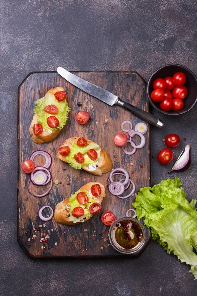 Bruschetta paradicsommal, gyógynövények és olaj, pirított fokhagymás kenyér — Stock Fotó