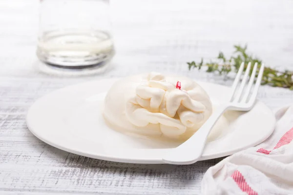 Burrata, fresh italian cheese made from mozzarella and cream. — Stock Photo, Image