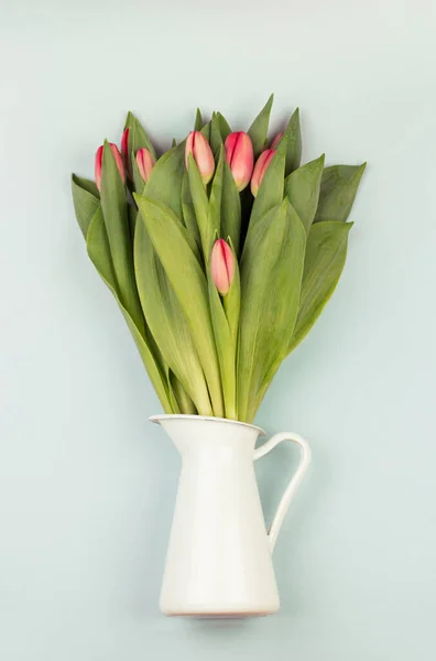 Buquê de flores de tulipa branca fresca na frente da parede de tijolo branco . — Fotografia de Stock