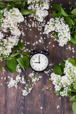 Durgun hayat. Tahta bir masanın üzerinde bir buket beyaz leylak. Kırsal biçim.