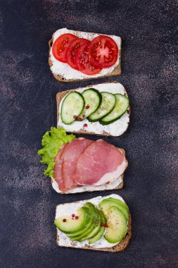 Sebze ve meyveli sağlıklı sandviçler hazırla. Tonlama. seçici odak