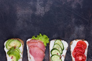 Sebze ve meyveli sağlıklı sandviçler hazırla. Tonlama. seçici odak