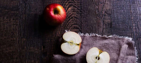 붉은 사과를 가까이 놓고 식탁에 올려 놓는다 — 스톡 사진