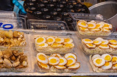 Plastik tepside bir grup küçük kızarmış yumurta.