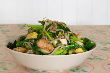 Tavuk ve soya peyniri ile sebze kızart..