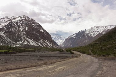 Lo Valds Vadisi, Cajon del Maipo, Orta Şili And Dağları 'ndaki dağ manzarası.