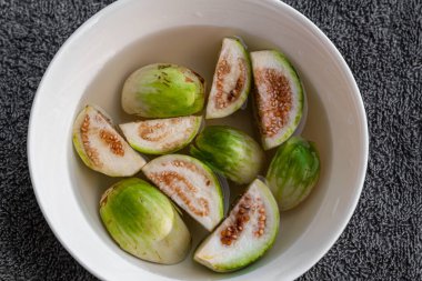 Tayland sebzeleri. Beyaz tabakta su üzerinde patlıcan, yemek pişirmek için kullanılmaya hazır.