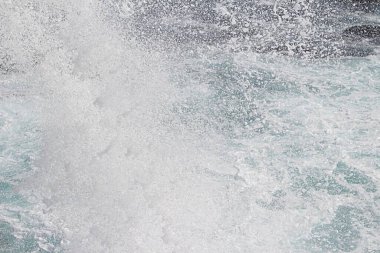 Kumsalda patlayan deniz dalgaları.