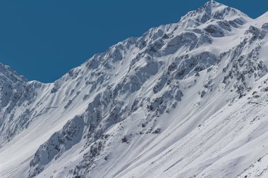 Doğal Anıt El Morado, Orta Şili And Dağları. Karlı kayalık bir dağ