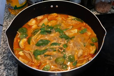 Geleneksel Tayland yemekleri. Lezzetli ev yapımı, tavuklu körili panang.