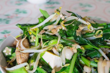 Tavuk ve soya peyniri ile sebze kızart..