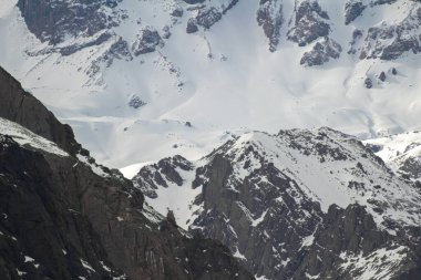 San Jos Vulcano 'nun buzul, kar ve kayaları Lo Valds Vadisi, Cajon del Maipo, Orta Şili And Dağları' ndan görülüyor..