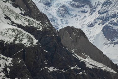 San Jos Vulcano 'nun buzul, kar ve kayaları Lo Valds Vadisi, Cajon del Maipo, Orta Şili And Dağları' ndan görülüyor..