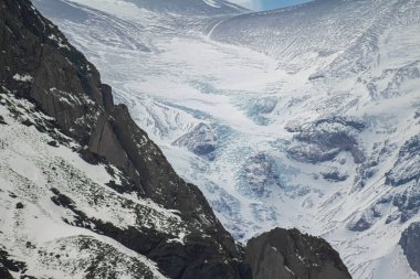San Jos Vulcano 'nun buzul, kar ve kayaları Lo Valds Vadisi, Cajon del Maipo, Orta Şili And Dağları' ndan görülüyor..