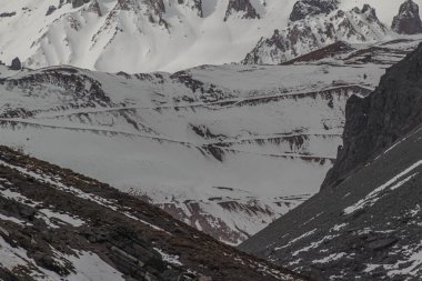 San Jos Vulcano 'nun buzul, kar ve kayaları Lo Valds Vadisi, Cajon del Maipo, Orta Şili And Dağları' ndan görülüyor..