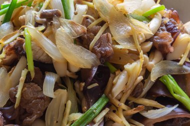 Taze soğan salatası, soğan, yeşil fasulye ve tavuklu mantar.