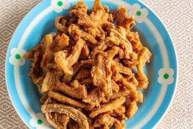 Kızarmış domuz eti tabakta.