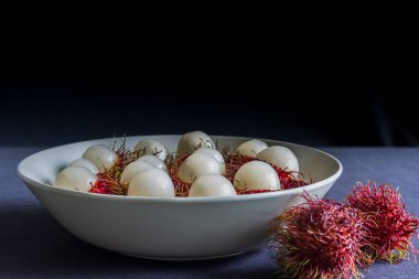 Rambutan, tabakta servis edilen lezzetli bir Tayland meyvesi.