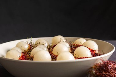 Rambutan, tabakta servis edilen lezzetli bir Tayland meyvesi.