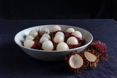 Rambutan, tabakta servis edilen lezzetli bir Tayland meyvesi.
