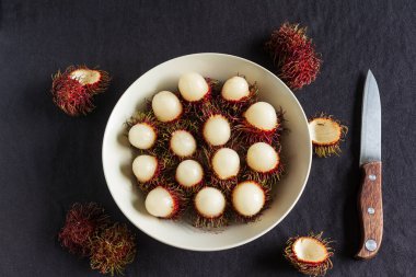 Rambutan, tabakta servis edilen lezzetli bir Tayland meyvesi.
