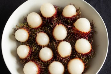 Rambutan, tabakta servis edilen lezzetli bir Tayland meyvesi.