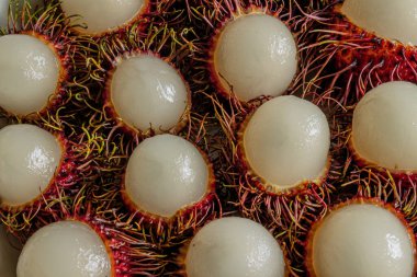 Rambutan, tabakta servis edilen lezzetli bir Tayland meyvesi.