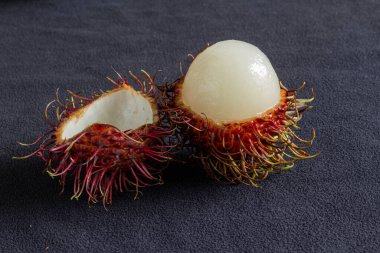 Rambutan, tabakta servis edilen lezzetli bir Tayland meyvesi.