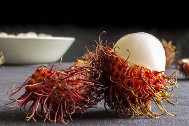 Rambutan, tabakta servis edilen lezzetli bir Tayland meyvesi.