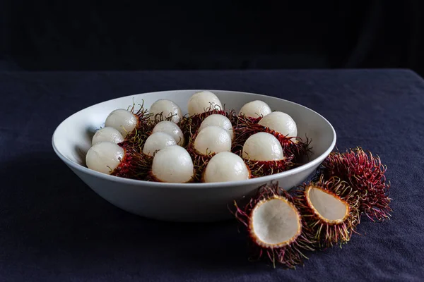 Rambutan, tabakta servis edilen lezzetli bir Tayland meyvesi.