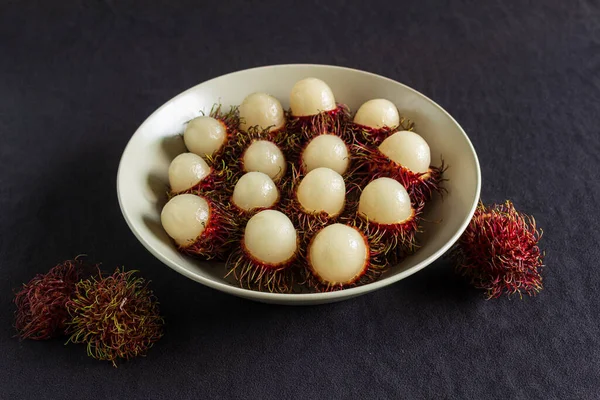 Rambutan, tabakta servis edilen lezzetli bir Tayland meyvesi.