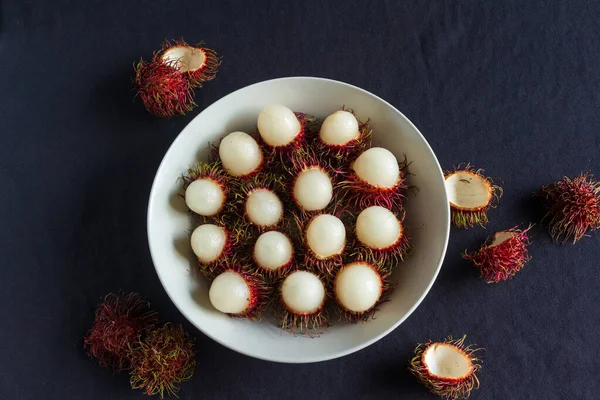 Rambutan, tabakta servis edilen lezzetli bir Tayland meyvesi.