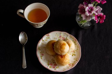 Geleneksel Çin pastası bir fincan çayla birlikte bir tabakta..