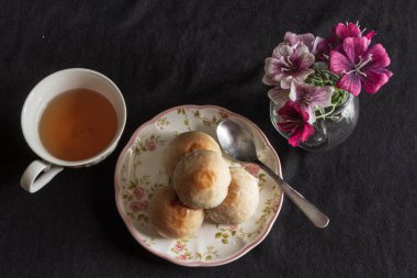 Geleneksel Çin pastası bir fincan çayla birlikte bir tabakta..