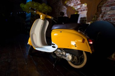  Sarı scooter duvara yaslandı.