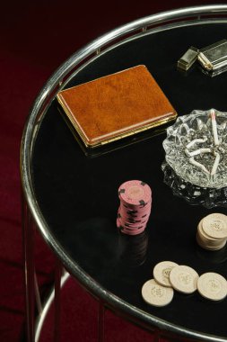 Kumarhane fişleri ve kül tablasını gümüş tepside oynamaya hazır mısınız beyler?